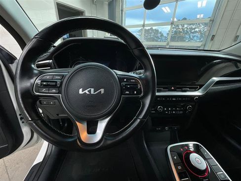 Used 2022 Kia Niro EX image 14
