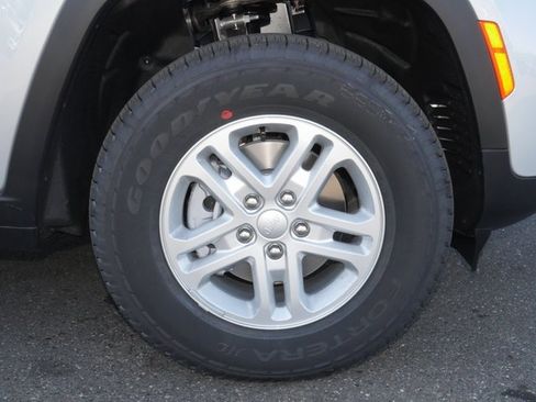 New 2025 Jeep Grand Cherokee Laredo image 11