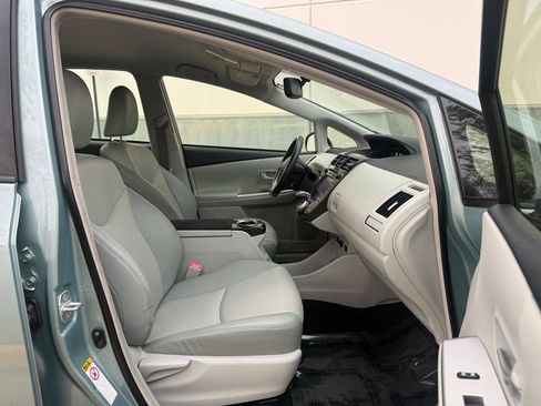 Used 2014 Toyota Prius V Five image 18