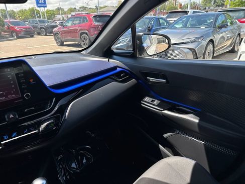 Used 2020 Toyota C-HR XLE FWD image 29