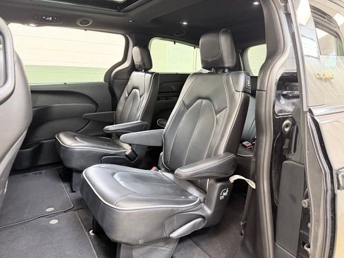 Used 2025 Chrysler Pacifica Limited FWD image 18