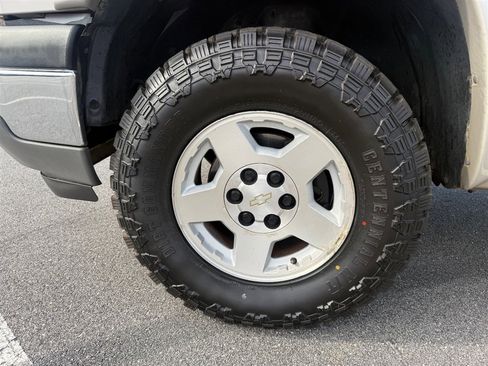 Used 2005 Chevrolet Silverado 1500 4x4 Extended Cab w/ Safe And Sound Package image 12