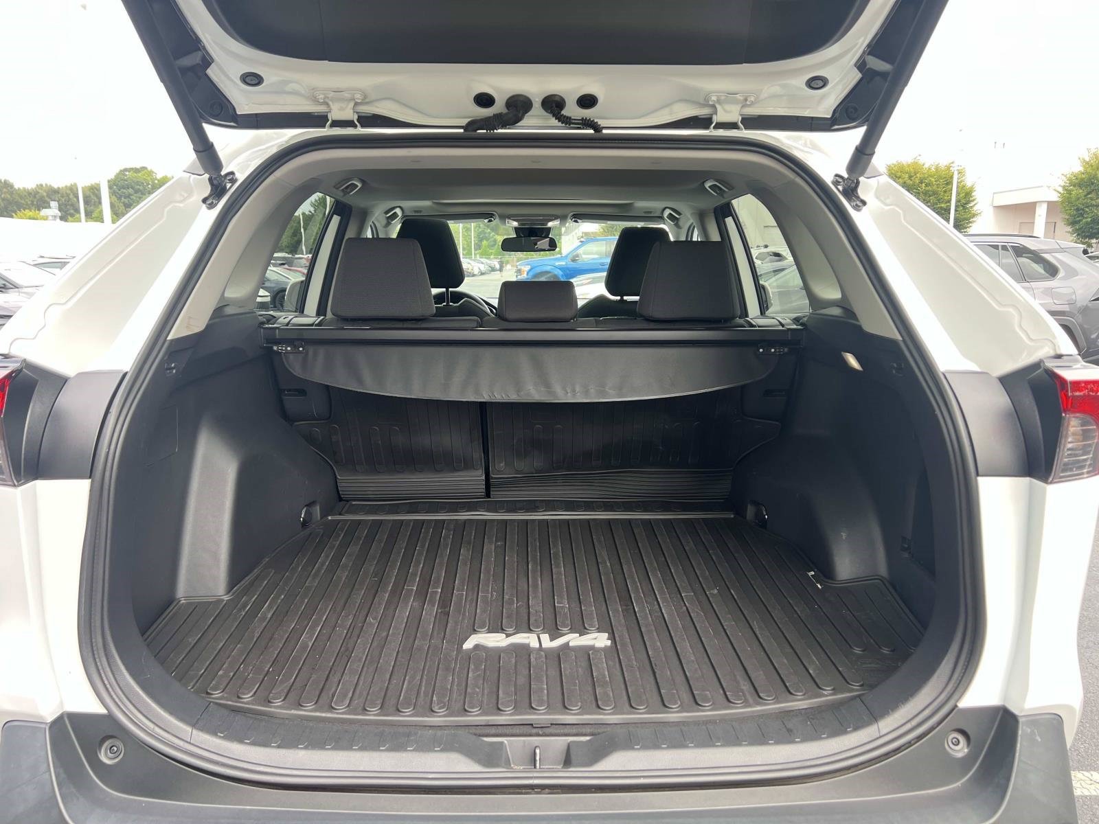 Used 2024 Toyota RAV4 XLE w/ Convenience Package FWD image 9