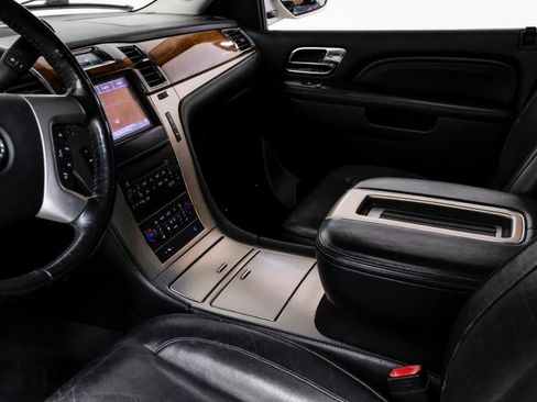 Used 2013 Cadillac Escalade Platinum RWD image 30