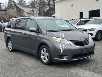 Used 2011 Toyota Sienna LE w/ Towing Pkg