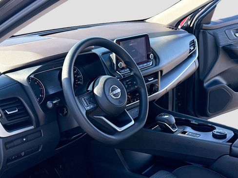 Used 2023 Nissan Rogue SV image 4