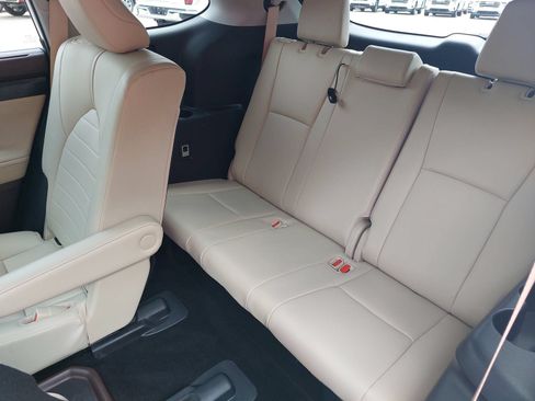 Used 2021 Toyota Highlander XLE FWD image 16