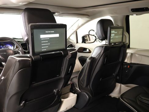 Used 2024 Chrysler Pacifica Limited w/ Uconnect Theater Family Group AWD/4WD image 2