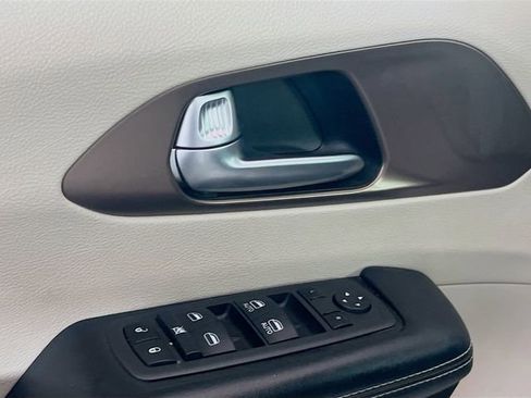 Used 2023 Chrysler Voyager LX FWD image 16