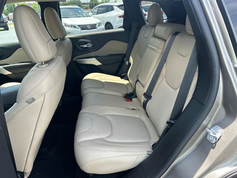 Used 2017 Jeep Cherokee Limited w/ Technology Group FWD image 11