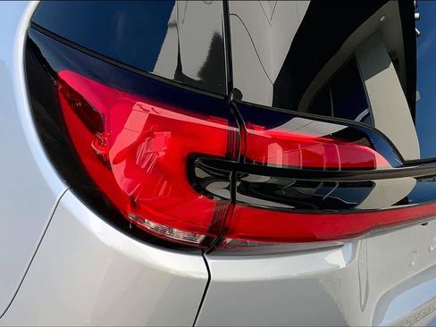 Used 2024 Chrysler Pacifica Touring-L FWD image 27