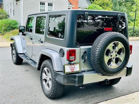Used 2018 Jeep Wrangler Unlimited Sahara w/ Connectivity Group AWD/4WD image 13