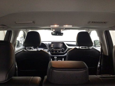 Used 2022 Toyota Highlander XLE image 14