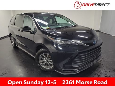 Used 2024 Toyota Sienna LE FWD image 1