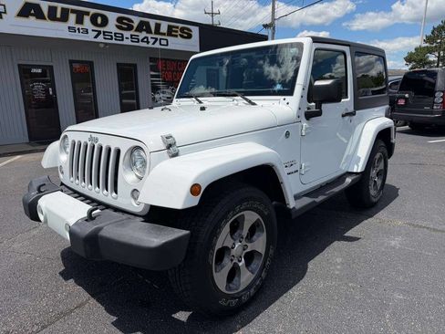 Used 2017 Jeep Wrangler Sahara w/ Connectivity Group AWD/4WD image 2