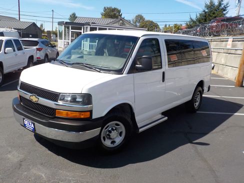 Used 2017 Chevrolet Express 3500 LT w/ LT Preferred Equipment Group RWD image 5