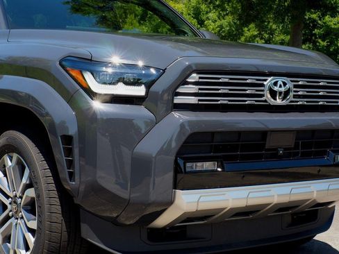 Used 2025 Toyota 4Runner Limited AWD/4WD image 3