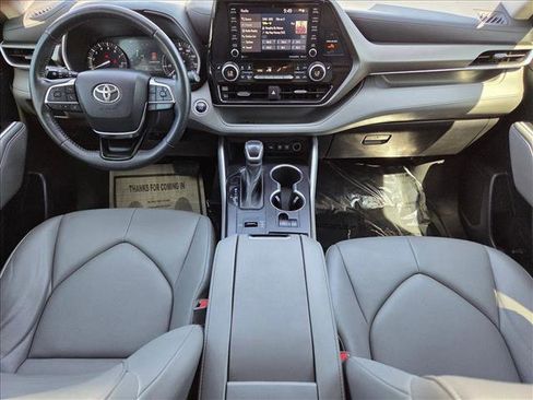 Used 2021 Toyota Highlander XLE FWD image 17