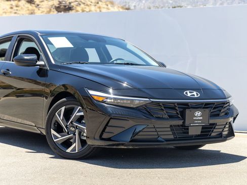 Used 2025 Hyundai Elantra SEL FWD image 6