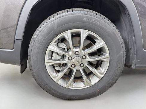 Used 2020 Jeep Cherokee Latitude Plus w/ Comfort/Convenience Group AWD/4WD image 37