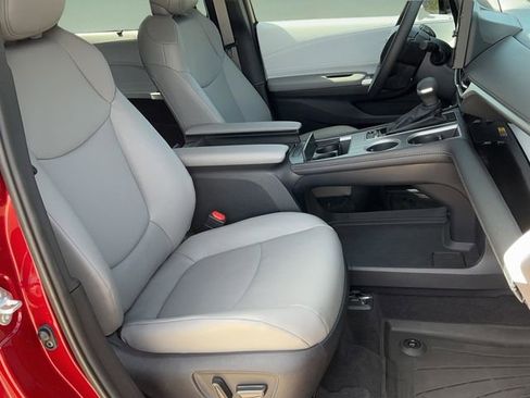 Used 2025 Toyota Sienna XLE FWD image 18
