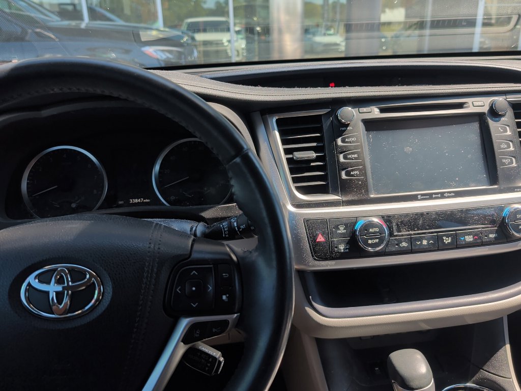 Used 2019 Toyota Highlander Plus FWD image 18
