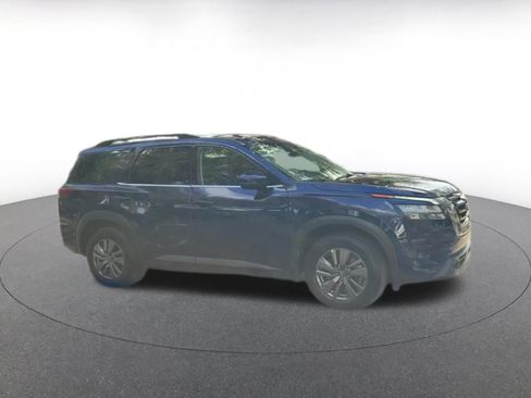 Used 2025 Nissan Pathfinder SV image 2