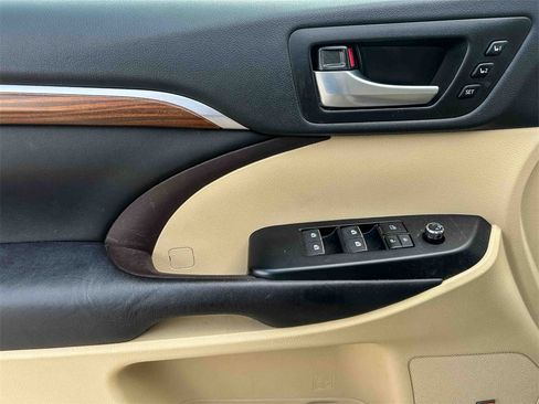 Used 2017 Toyota Highlander Limited image 8