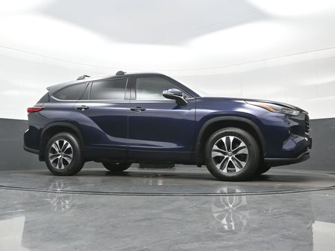 Used 2022 Toyota Highlander XLE AWD/4WD image 34