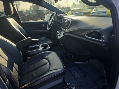 Certified 2020 Chrysler Pacifica Limited image 9