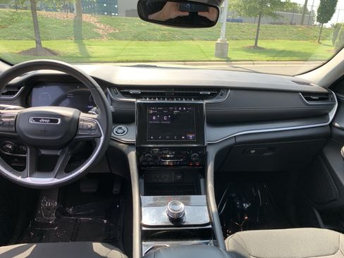 Certified 2023 Jeep Grand Cherokee Laredo w/ Luxury Tech Group I RWD image 31