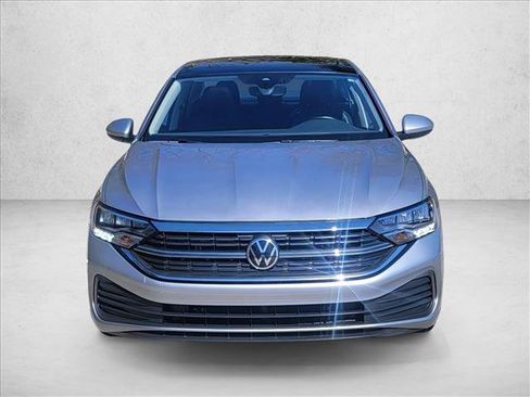 Used 2023 Volkswagen Jetta SE w/ Panoramic Sunroof Package image 2