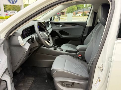 Used 2026 Volkswagen Tiguan SE w/ Panoramic Sunroof Package AWD/4WD image 28