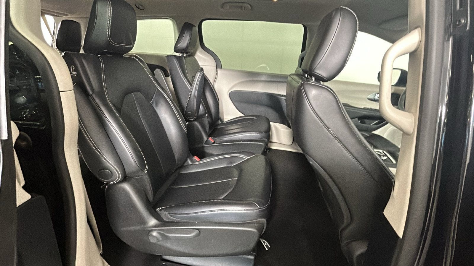 Used 2023 Chrysler Pacifica Touring-L FWD image 33