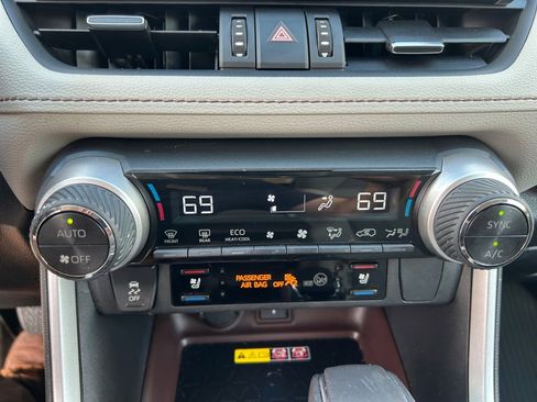 Used 2022 Toyota RAV4 Limited image 18