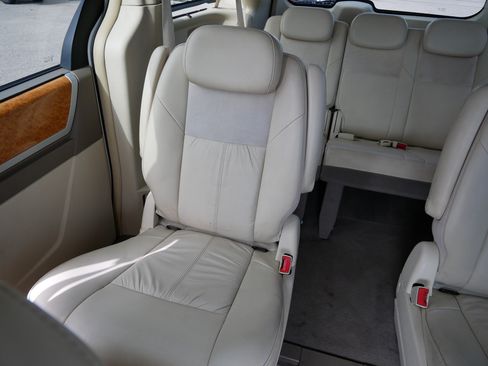 Used 2010 Chrysler Town & Country Limited FWD image 12