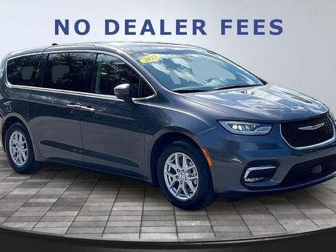 Used 2023 Chrysler Pacifica Touring-L FWD image 3