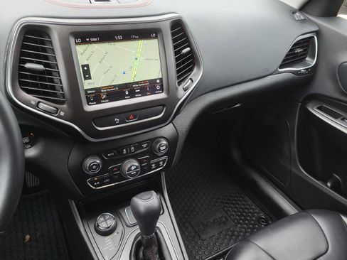 Used 2019 Jeep Cherokee Trailhawk AWD/4WD image 19