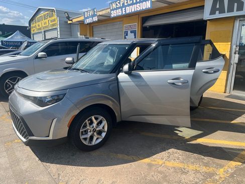 Used 2023 Kia Soul LX w/ LX Technology Package FWD image 9