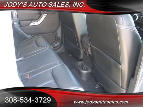 Used 2015 Jeep Wrangler Unlimited Sahara w/ Connectivity Group AWD/4WD image 23