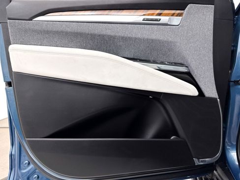 Used 2025 Cadillac Escalade ESV Sport Platinum w/ LPO, ONYX Package image 38