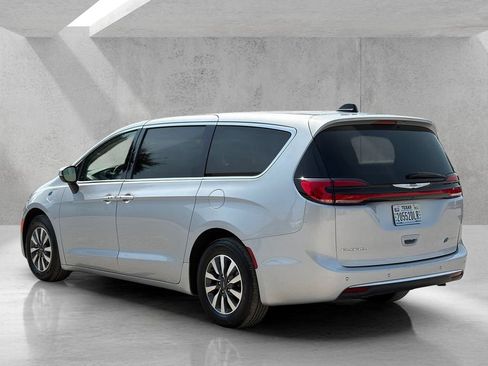 Used 2023 Chrysler Pacifica Touring-L FWD image 7