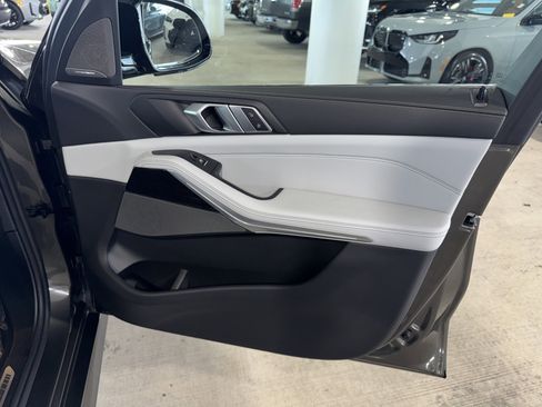 Used 2025 BMW X5 M60i w/ Executive Package image 9