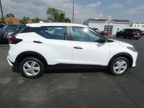 New 2025 Nissan Kicks Play S image 2