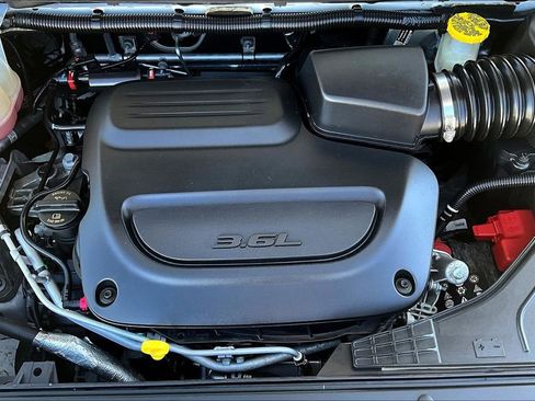 Used 2021 Chrysler Pacifica Touring-L AWD/4WD image 43