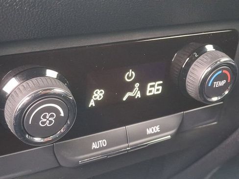 Used 2025 Chevrolet Traverse Z71 AWD/4WD image 11