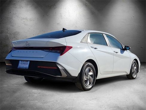 New 2025 Hyundai Elantra SE image 3