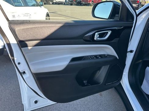 Used 2022 Jeep Compass Limited image 14