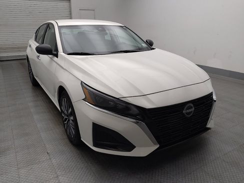 Used 2025 Nissan Altima 2.5 SV FWD image 14