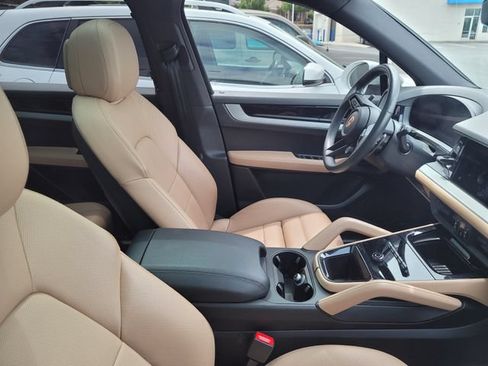 Used 2025 Porsche Cayenne w/ Premium Package Plus AWD/4WD image 5
